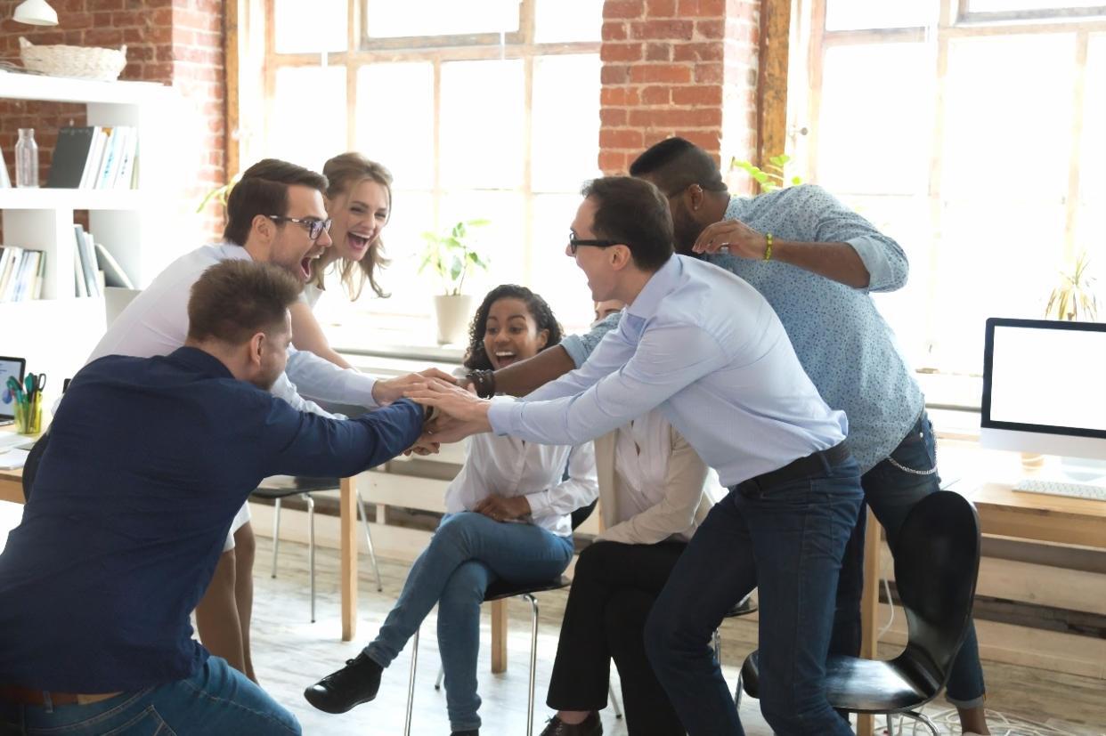 Professionelles Seminarumfeld mit modernen Lernmaterialien und Gruppenarbeitsbereich