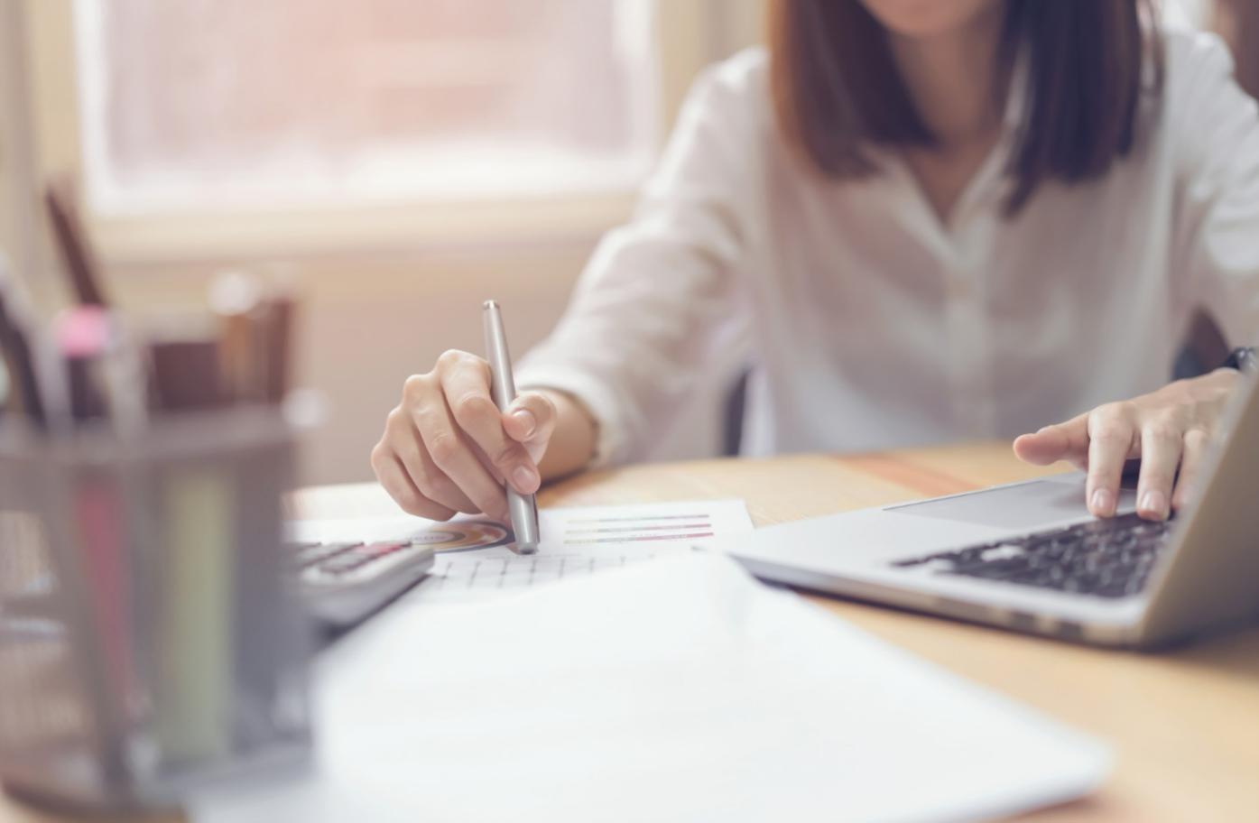 Teilnehmer in einer interaktiven Seminarsitzung mit strukturierter Diskussion